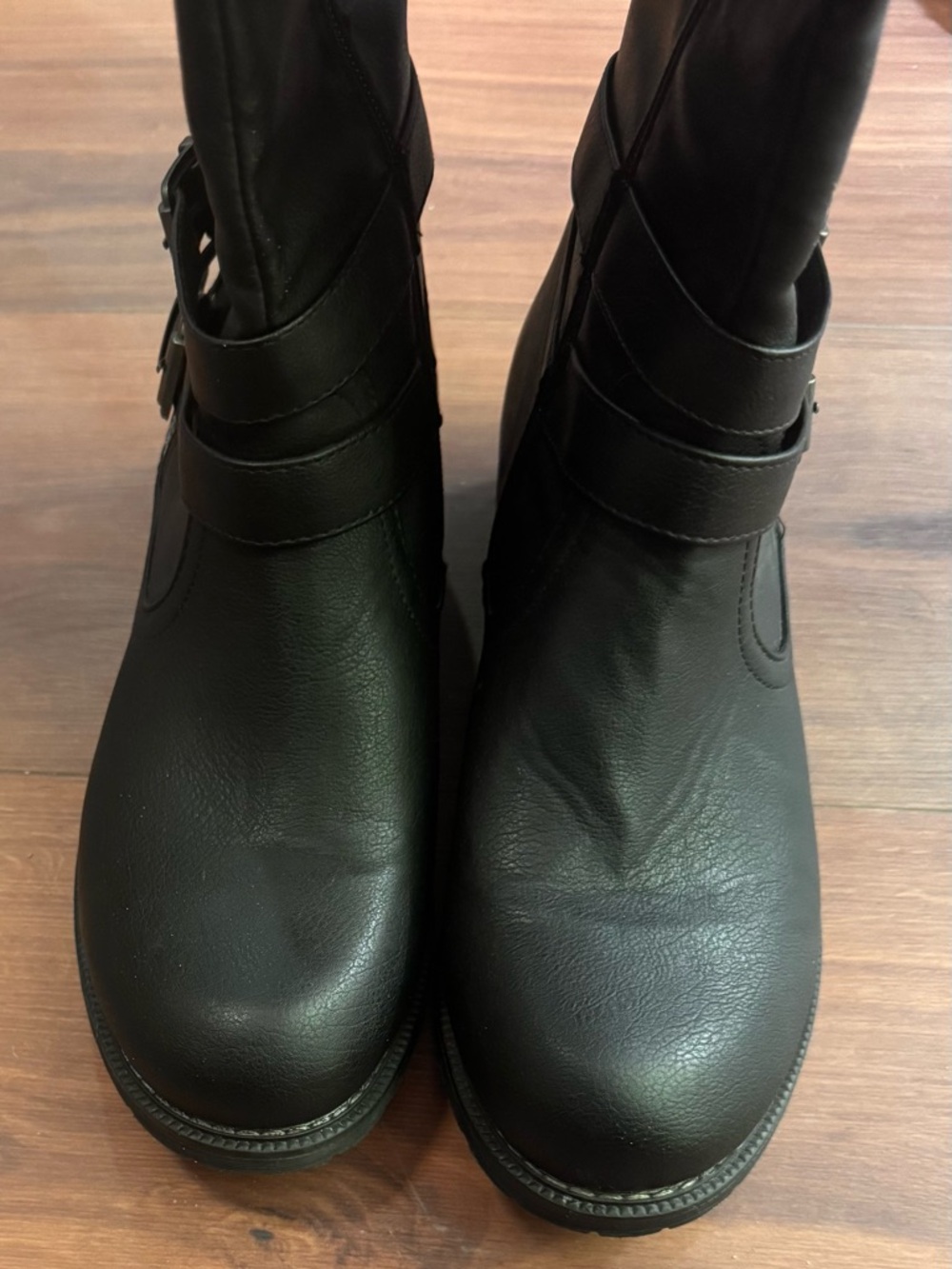 Classic Black Knee-High Women's Boots - Sleek Zipper Detail - Picture 7 of 9